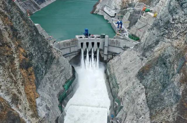 雅礱江楊房溝水電站首臺機組并網發電-1